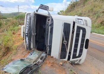 Carreta compartilhada com 30 mil litros de leite tomba na BR-356, em Itaperuna