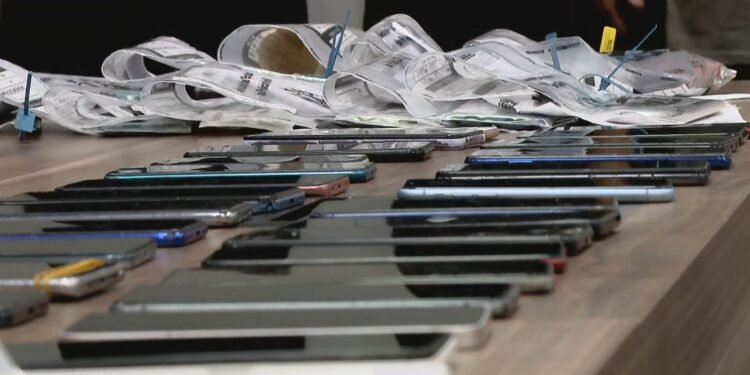 ‘Dia D’ contra roubos e furtos de celulares tem 271 presos e 4 mil apreensões ‘Dia D’ contra roubos e furtos de celulares tem 271 presos e 4 mil apreensões