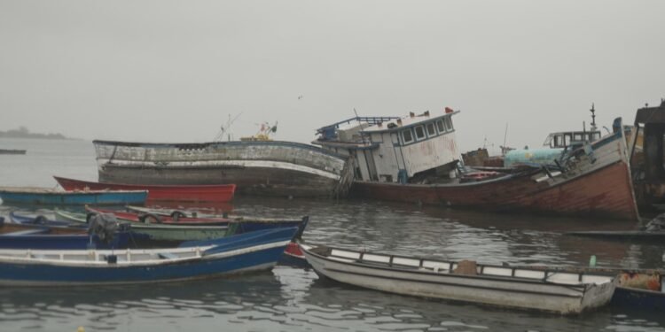 ‘Cemitério de navios’ na Baía de Guanabara ainda tem 80 embarcações deterioradas