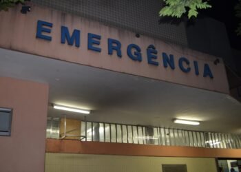 Manifestantes bloqueiam trânsito em frente ao Hospital Ferreira Machado em Campos