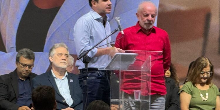 Hugo Motta é vaiado e público grita ‘sem anistia’ em evento no Rio com Lula e Pa