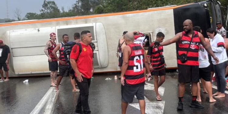 ‘Poderia todo mundo ter perdido a vida’, diz passageiro envolvido em acidente com ônibus que levou torcedores do Flamengo para a Argentina