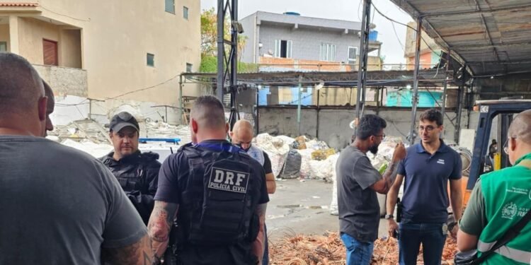 Polícia recupera 10 toneladas de cabos e prende maior receptor da Baixada Polícia recupera 10 toneladas de cabos e prende maior receptor da Baixada