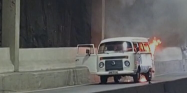 Túnel Acústico é interditado após incêndio em Kombi, e trava o trânsito na Zona Sul