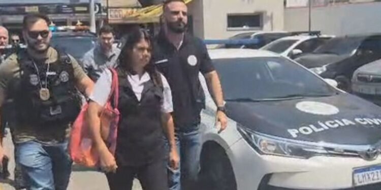 Polícia prende mulher suspeita de matar o pai com veneno em feijoada na Baixada Fluminense