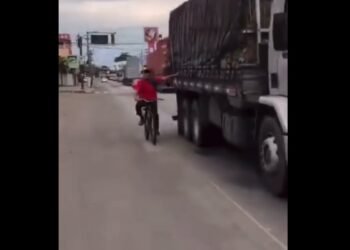 Ciclista é flagrado sendo puxado por caminhão na BR-101, em Campos