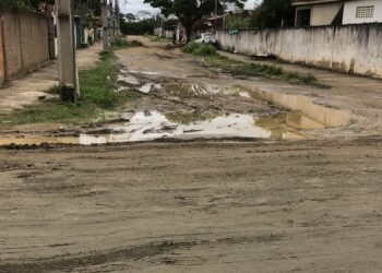 Moradores enfrentam lama e poeira durante obras do Bairro Legal em Campos