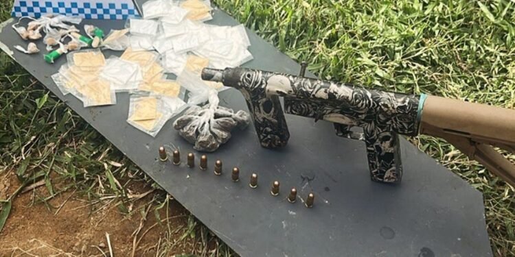 Homem é preso com armas e drogas durante operação da PM em Campos