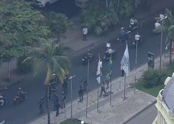 Motociclistas fazem manifestação contra mais de 120 mortes durante a megaoperação nos complexos do Alemão e Penha