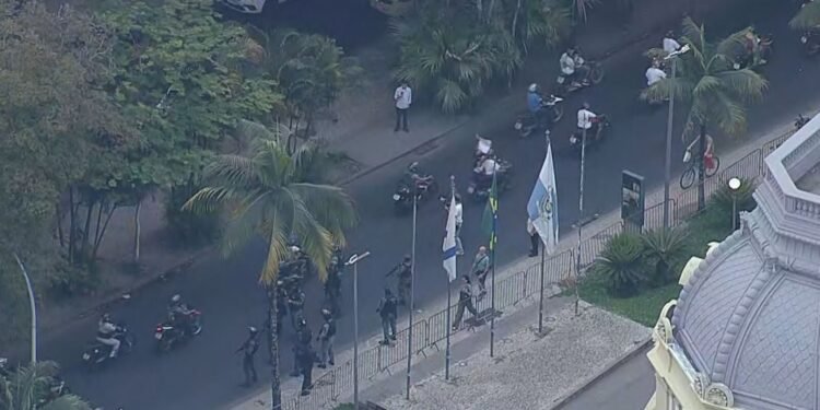 Motociclistas fazem manifestação contra mais de 120 mortes durante a megaoperação nos complexos do Alemão e Penha