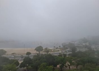 Nevoeiro cobre parte da orla do Rio e de Niterói
