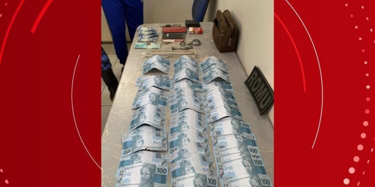Homens são presos com mais de R$ 4 mil em notas falsas no interior da Bahia Homens são presos com mais de R$ 4 mil em notas falsas no interior da Bahia