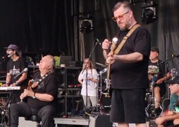 Baixista petropolitano dos ‘Mutantes’ toca pela primeira vez na cidade natal após 19 anos na banda