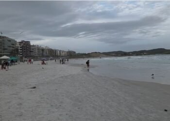 Praia do Forte amanhece vazia no início do feriadão em Cabo Frio