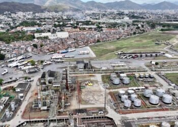 Estado do RJ pede reabertura da Refit, suspeita de ser ‘refinaria fantasma’ e interditada na operação da Receita