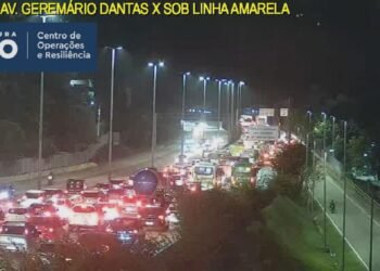 Batida entre carro, ônibus e caminhão deixa 9 feridos e trânsito lento na Linha Amarela