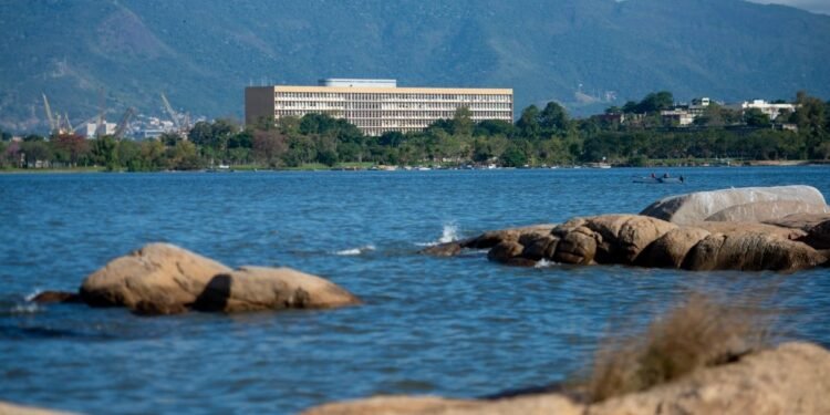 UFRJ abre concurso público com 125 vagas para professores; inscrições vão até 24 de outubro