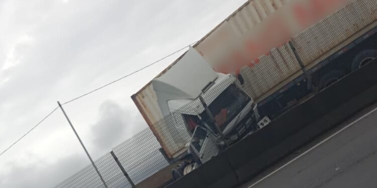 Motorista perde controle e bate carreta contra a barreira central da Via Dutra