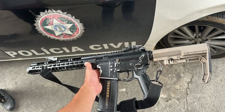 Homem é preso com fuzil após troca de tiros com a polícia em Duque de Caxias