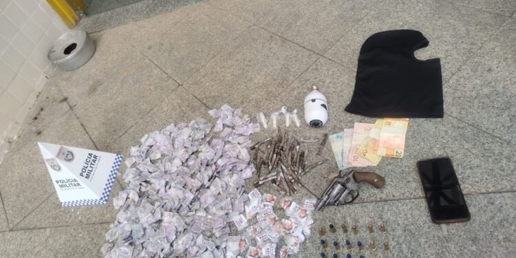 Adolescente é apreendido por ameaçar mãe e irmã com arma em Quatis Adolescente é apreendido por ameaçar mãe e irmã com arma em Quatis