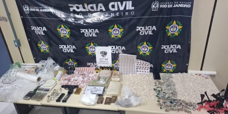 Mulher é presa e adolescente apreendida na operação contra o tráfico em Búzios