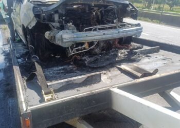 Carro em painel pega fogo após ser removido na Via Dutra, em Resende