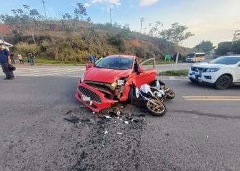 Acidente entre carro e moto deixa duas pessoas feridas em Barra do Piraí