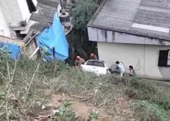 Carro cai de ribanceira e chega casa em Petrópolis; duas pessoas ficaram feridas
