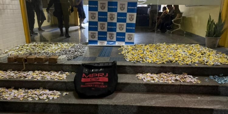 Polícia apreende 12 quilos de drogas em casa usados ​​como depósito em Teresópolis