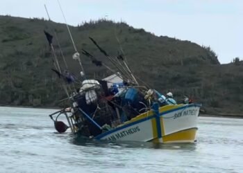 Embarcação naufraga após incidentes em Cabo Frio; não há feridos Embarcação naufraga após incidentes em Cabo Frio; não há feridos
