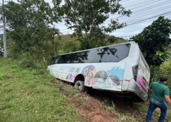 Acidente de ônibus deixa três pessoas levemente feridas em Silva Jardim