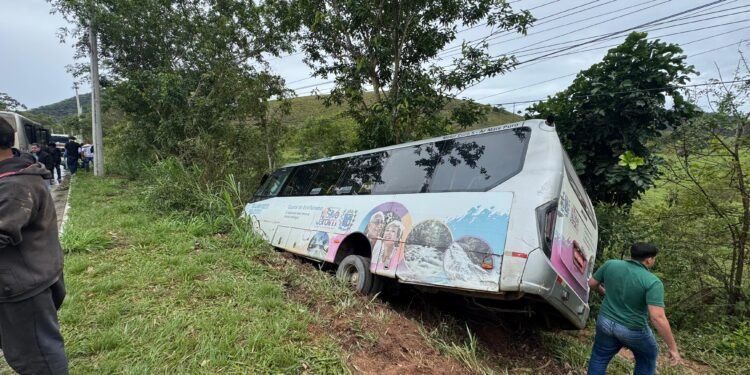 Acidente de ônibus deixa três pessoas levemente feridas em Silva Jardim Acidente de ônibus deixa três pessoas levemente feridas em Silva Jardim