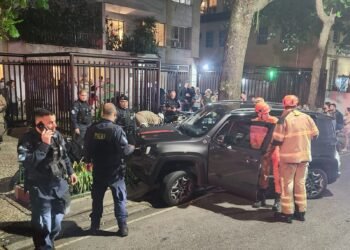 Motorista em carro blindado reage a tentativa de assalto e derrubou ladrões em moto no Jardim Botânico, na Zona Sul do Rio