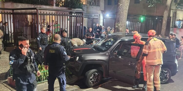 Motorista em carro blindado reage a tentativa de assalto e derrubou ladrões em moto no Jardim Botânico, na Zona Sul do Rio Motorista em carro blindado reage a tentativa de assalto e derrubou ladrões em moto no Jardim Botânico, na Zona Sul do Rio