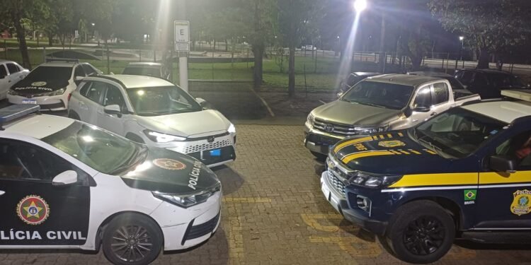 Dois homens são presos com carros clonados na Via Dutra