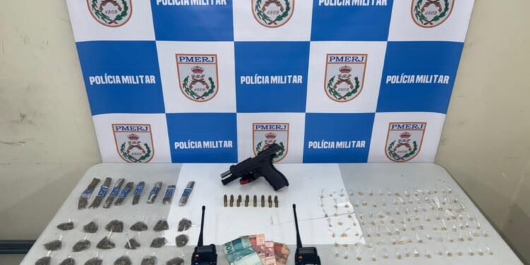 Dois homens são presos com armas e drogas em Volta Redonda Dois homens são presos com armas e drogas em Volta Redonda