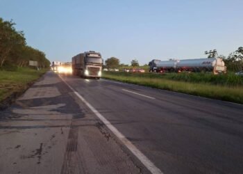 Pista é liberada na BR-324 mais de 13 horas após tombamento de caminhão-tanque
