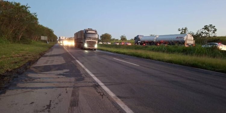 Pista é liberada na BR-324 mais de 13 horas após tombamento de caminhão-tanque