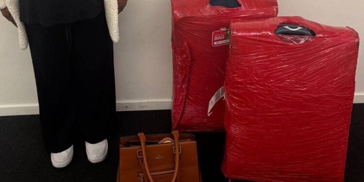 Mulher é presa na Suíça após embarcar em Salvador com cocaína escondida na bagagem Mulher é presa na Suíça após embarcar em Salvador com cocaína escondida na bagagem