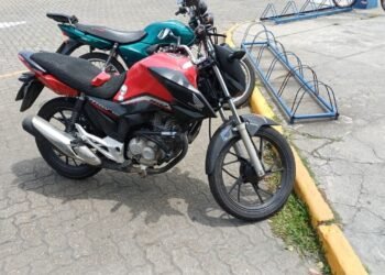 Mulher cai de moto após vestido enroscar na roda traseira na Via Dutra, em Resende