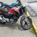 Mulher cai de moto após vestido enroscar na roda traseira na Via Dutra, em Resende Mulher cai de moto após vestido enroscar na roda traseira na Via Dutra, em Resende