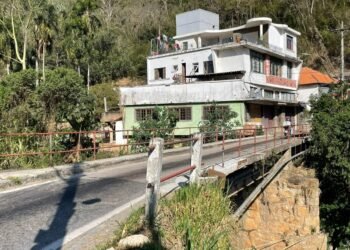 Ponte do Arranha-Céu é interditada para veículos pesados ​​em Petrópolis