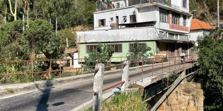 Ponte do Arranha-Céu é interditada para veículos pesados em Petrópolis Ponte do Arranha-Céu é interditada para veículos pesados em Petrópolis