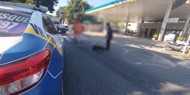 Homem é atropelado por carro em Volta Redonda Homem é atropelado por carro em Volta Redonda