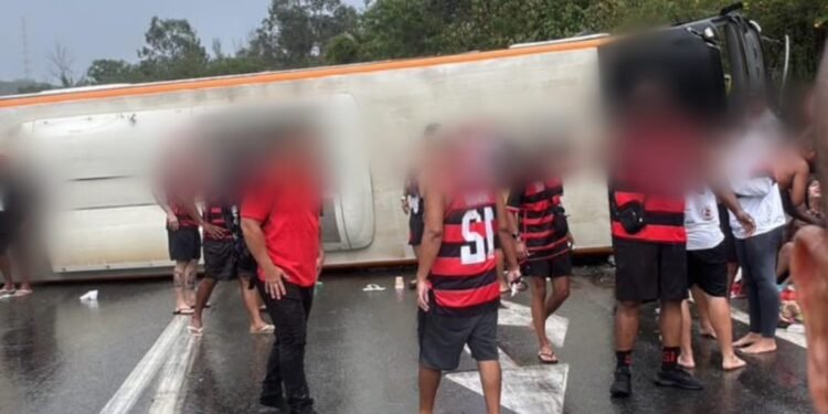 Ônibus com torcedores do Flamengo tomba na Via Dutra e deixa 16 pessoas feridas, em Barra Mansa