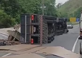 Carreta tomba e causa congestionamento na pista de descida da Serra das Araras