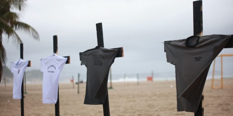 Policiais mortos em operação são homenageados em ato em Copacabana; FOTOS