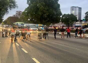 Parentes de mortos na megaoperação protestam em frente ao IML e fecham via