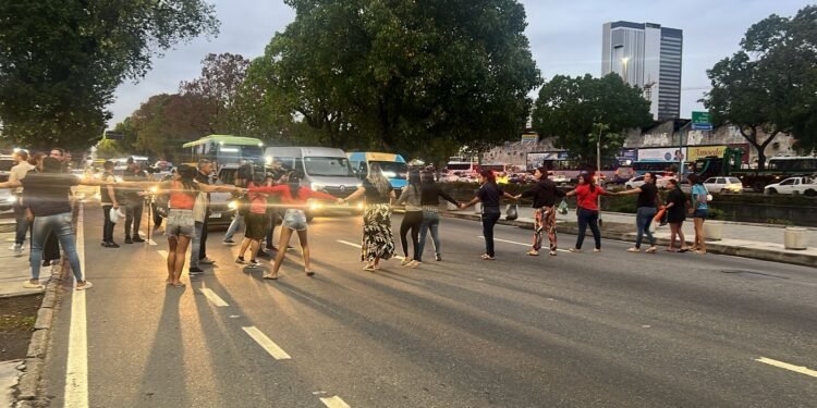 Parentes de mortos na megaoperação protestam em frente ao IML e fecham via