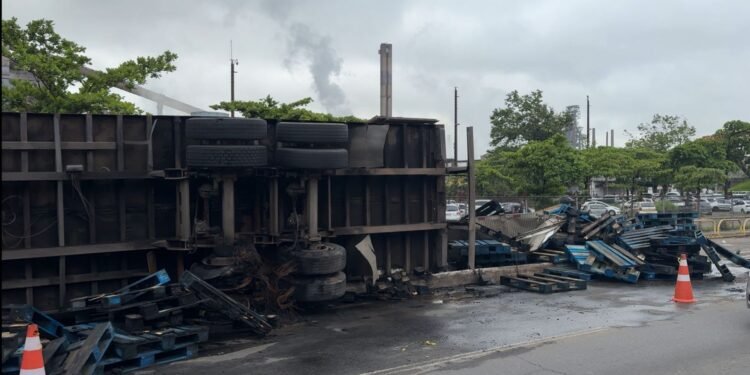 Carreta tomba e pega fogo na BR-393, em Volta Redonda Carreta tomba e pega fogo na BR-393, em Volta Redonda